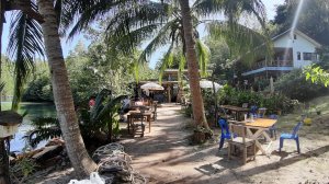 Blick aif Restaurant und Rezeption Sand & Sea Resort. Rechts im Gebäude 1. Stock hatten wir ein Zimmer für 450 Baht ( ca. 14 €) pro Person mit Gemeinschaftsbadezimmer